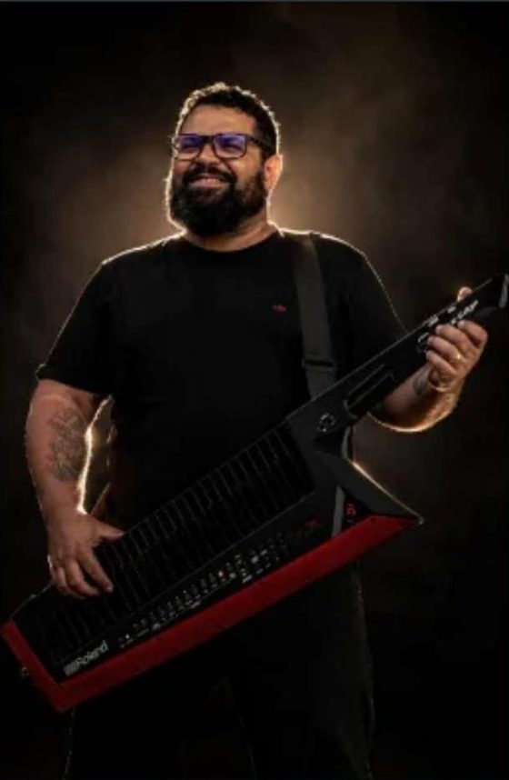 André tocando teclado