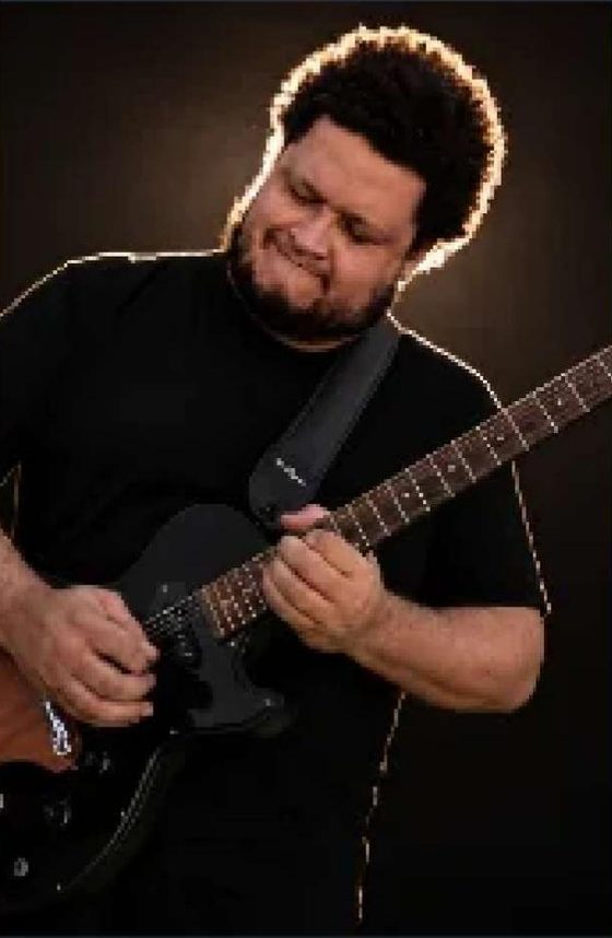 Bob tocando guitarra