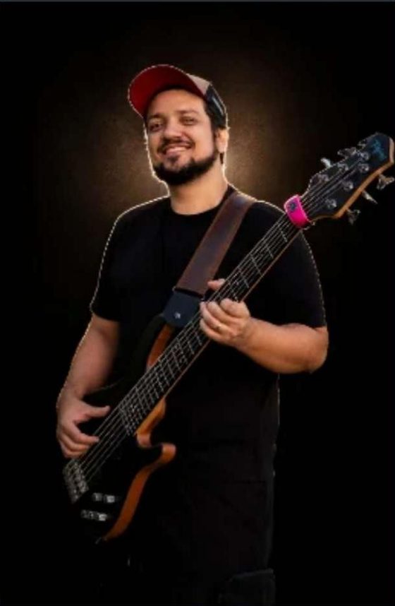 Gabriel tocando baixo