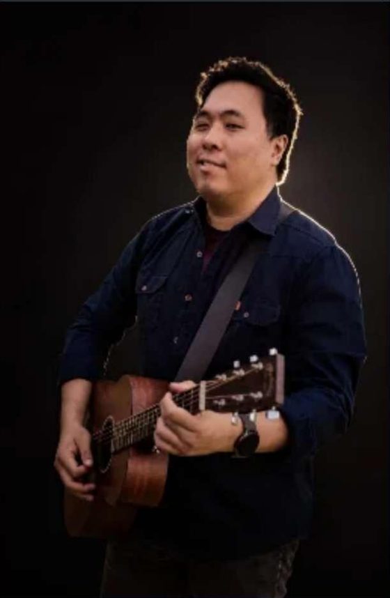 Liu tocando violão