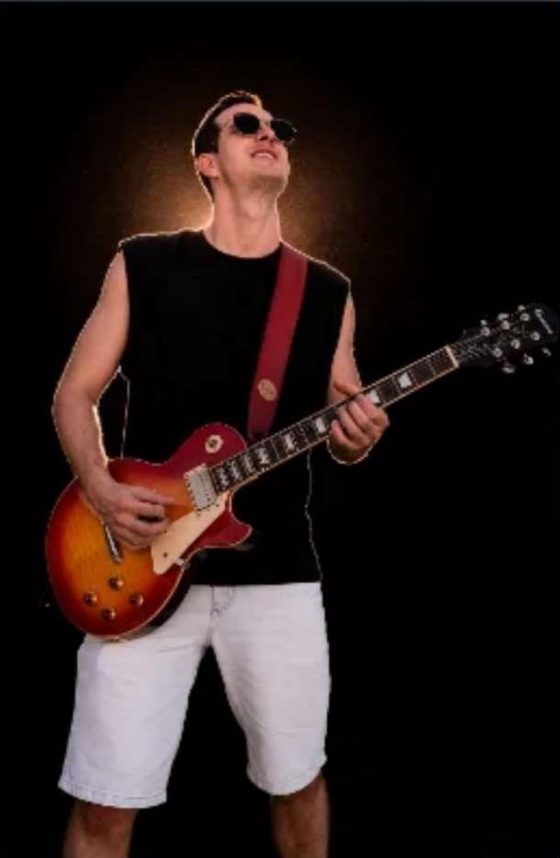 Thiago tocando guitarra